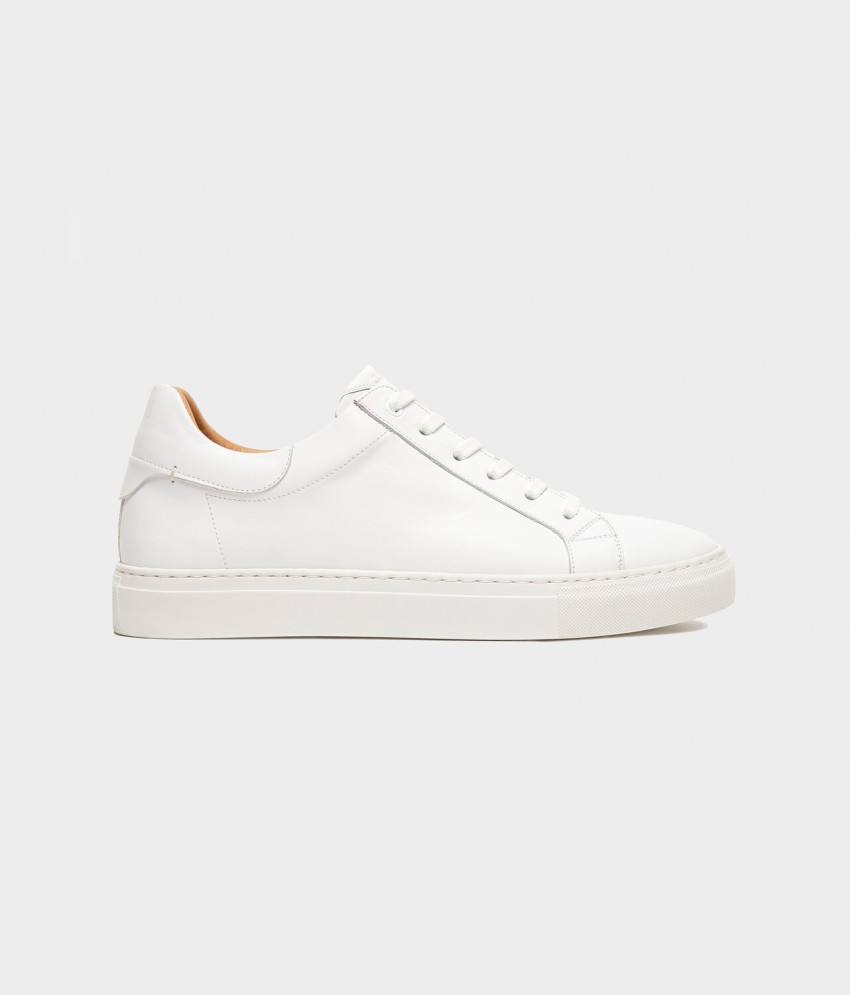 Sneakers with laces