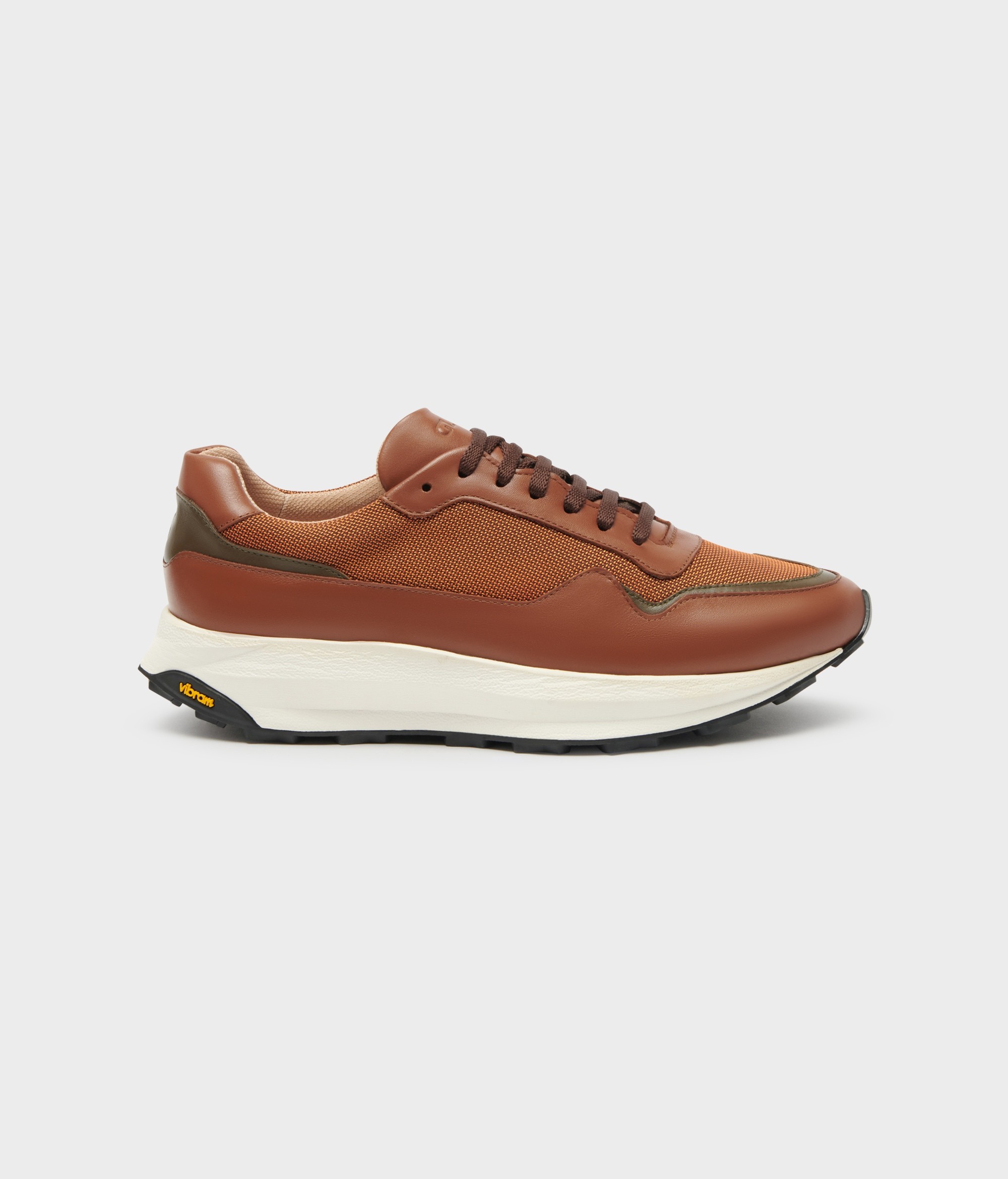 Sneakers with laces and Vibram sole