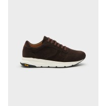 Sneakers with laces and serrated sole