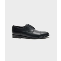 Shoe with laces