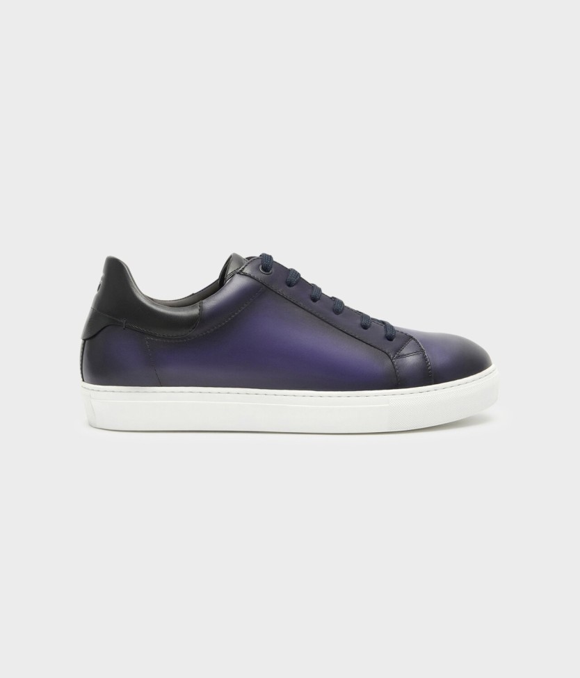 Navy blue sneakers with laces 