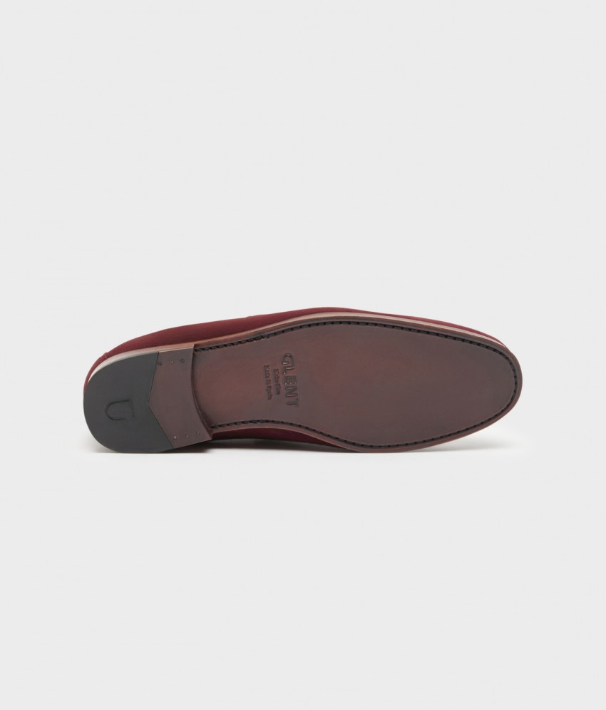 Red flexible loafers with mask