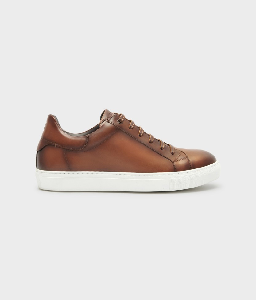 Sneakers with laces 