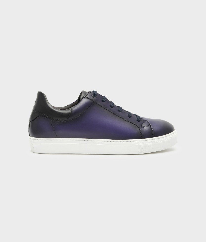 Navy blue sneakers with laces 