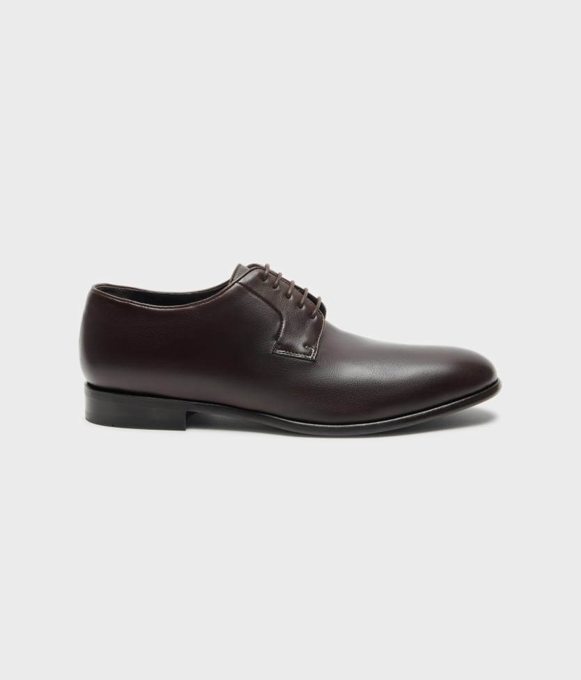Shoe with laces